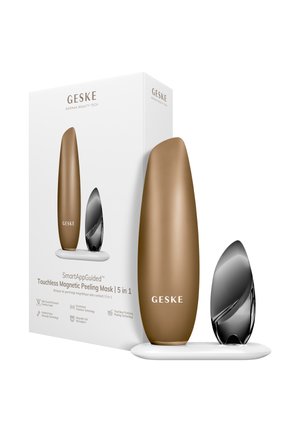 Masque peeling magnétique sans contact guidé Geske SmartApp avec deux appareils élégants sur une base blanche, présenté avec sa boîte d’emballage blanche.