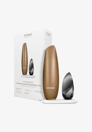 Masque peeling magnétique sans contact guidé Geske SmartApp avec deux appareils élégants sur une base blanche, présenté avec sa boîte d’emballage blanche.