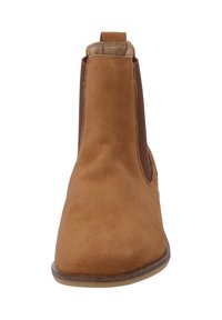 Stivaletto in camoscio tan con pannelli laterali elasticizzati, punta arrotondata e tacco in legno basso. Presenta un pannello di ago sul retro per una facile calzata.
