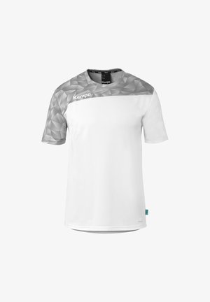 Hvid kortærmet sportstrøje med gråt geometrisk mønster på skuldre og øverste del af brystet, mærket "Kempa" nær halsudskæringen.