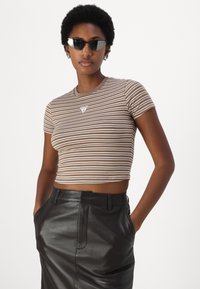 Guess Originals GO CORE STRIPE - T-shirts med print - olive