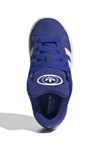 Blå skinnsneakers med hvite striper, rundt logo p�å tunga, polstret krage og snøring. Gummisåle for godt grep.