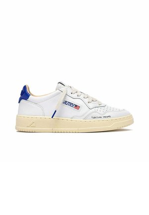 Sneaker bassa in pelle bianca con linguetta blu sul tallone, suola beige, logo "AUTRY" con bandiera USA e scritta "FLOATING DREAMS" vicino alla punta.