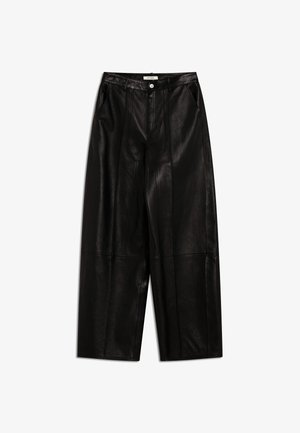 Sorte, vide ben, bukser i imiteret læder med forlommer, bæltestropper og knaplukning i taljen.