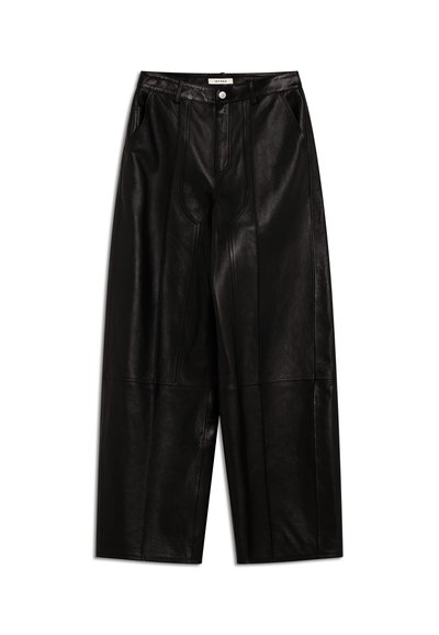 Μαύροι πλατύποδοι παντελόνες από δερματίνη με μπροστινές τσέπες, θηλιές για ζώνη και κούμπωμα με κουμπί στη μέση.