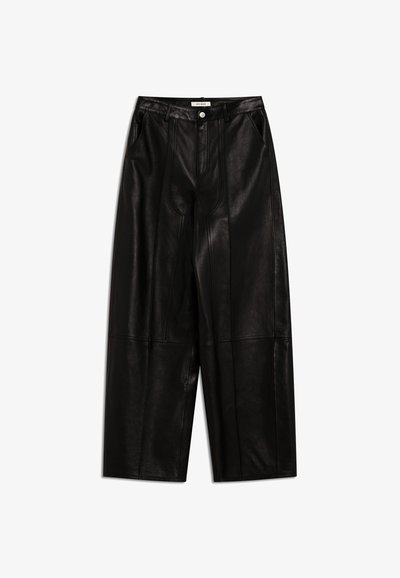 Μαύροι πλατύποδοι παντελόνες από δερματίνη με μπροστινές τσέπες, θηλιές για ζώνη και κούμπωμα με κουμπί στη μέση.