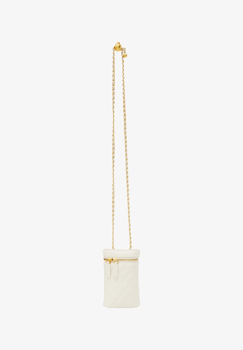 Borsa mini bianca trapuntata con tracolla in catena dorata, chiusura a zip, tirazip con nappina decorativa e superficie liscia. Forma compatta e cilindrica.