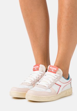 MAGIC BASKET ICONA - Sneakers basse - blanc de blanc/bonnie blue/hot coral