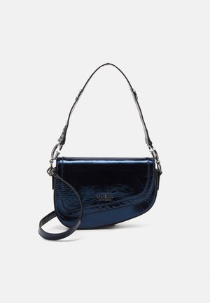 Dunkelblaue glänzende Ledertasche von Guess mit geschwungener Klappe, silbernem Logo, kurzen und langen verstellbaren Trägern sowie Metallbeschlägen.