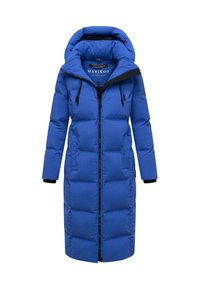 Blauwe pufferjas met een lang ontwerp, hoge kraag en ritssluiting aan de voorkant. Kenmerkt horizontaal genopte secties en een verstelbare capuchon.