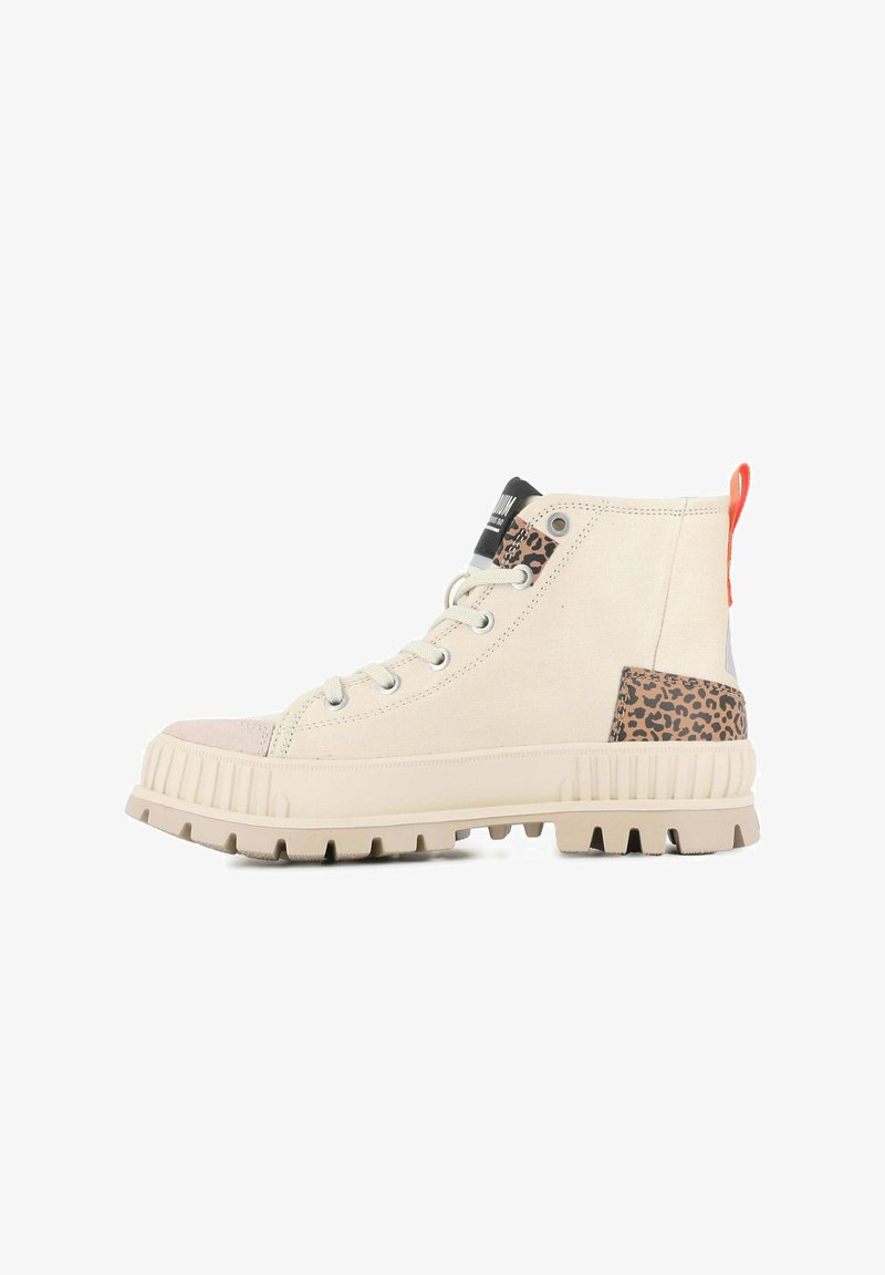 Sneaker alta beige con suola spessa, dettagli in stampa leopardo vicino ai lacci e al tallone, etichetta nera con logo sulla linguetta e un inserto arancione per la presa.