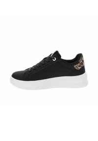 Czarne sneakersy z gładką tekstylną cholewką, białą podeszwą i teksturowanym akcentem w panterkę na pięcie. Posiadają czarne sznurówki i złote oczka.