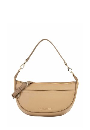 Sac à bandoulière en cuir couleur fauve avec une forme incurvée, fermeture zippée sur le dessus, sangle ajustable et logo embossé sur le devant. Texture lisse et design minimaliste.