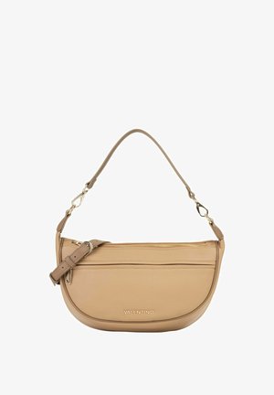 Sac à bandoulière en cuir couleur fauve avec une forme incurvée, fermeture zippée sur le dessus, sangle ajustable et logo embossé sur le devant. Texture lisse et design minimaliste.