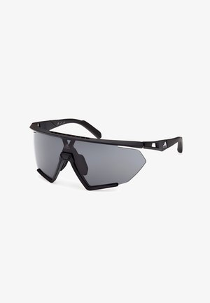 Occhiali da sole sportivi con una struttura nera elegante, grandi lenti grigie scure, design angolare e dettagli in gomma texturizzata per una presa migliore.