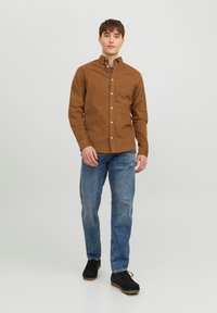 Jack & Jones JJECLASSIC - Camisa - otter