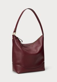 Bordo kožna torba preko ramena s oblikom koji se zakrivljuje, zatvaranjem na patentni zatvarač i jednim podesivim remenom; glatka tekstura s suptilnim akcentima.