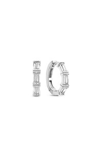 Sølvøreringe med hoops, der har rektangulært skårne klare sten i et geometrisk design. Poleret metal med en blank overflade og sikker lukning.