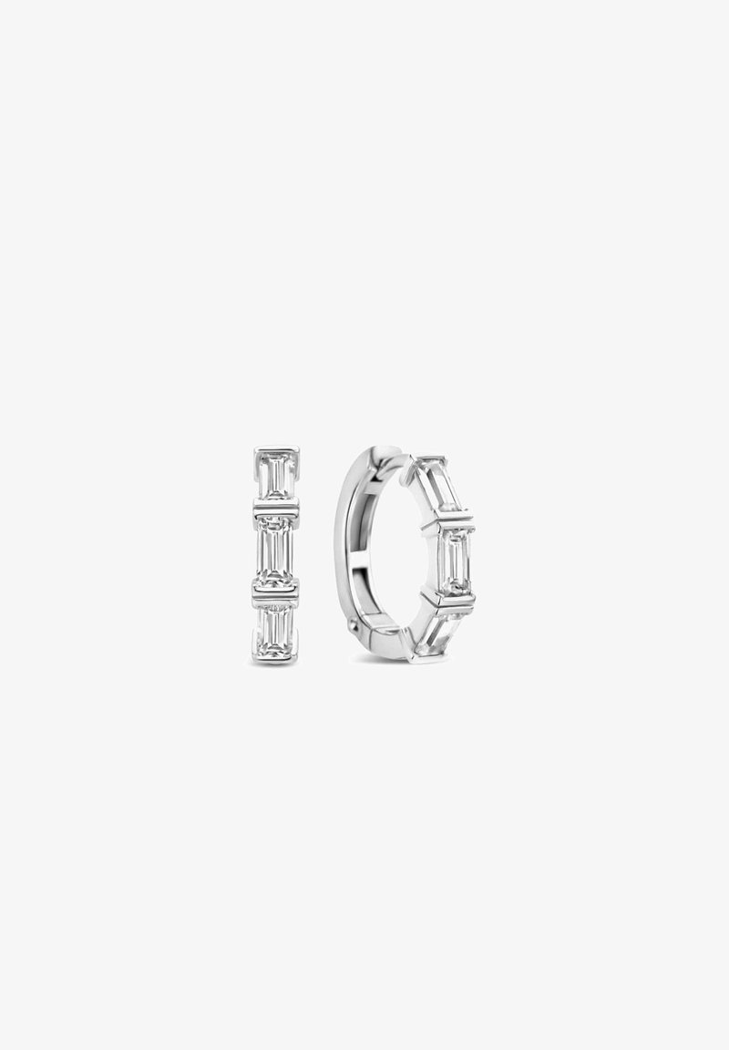 Sølvøreringe med hoops, der har rektangulært skårne klare sten i et geometrisk design. Poleret metal med en blank overflade og sikker lukning.