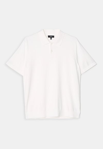 Hvit kortermet polo skjorte med klassisk krage, tre-knappers stolpe og rett kant. Myk tekstur og enkelt design.