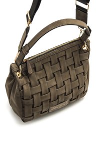 Borsa a tracolla in pelle intrecciata verde oliva con hardware dorato, dotata di chiusura con zip e di una tracolla regolabile per uso a spalla o crossbody.