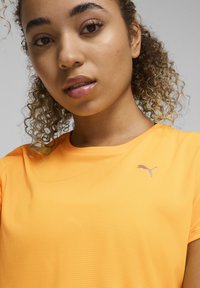 Puma RUN FAVORITES VELOCITY W - Sportovní tričko - sun stream