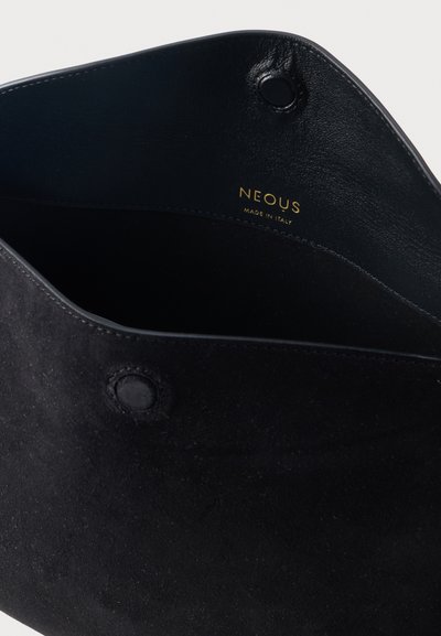 Μαύρο σουέντ τσαντάκι χειρός με μαγνητικό κούμπωμα και χρυσό λογότυπο "NEOUS Made in Italy" στην εσωτερική δερμάτινη επένδυση.