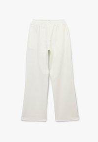 Witte, elastische taillebandbroeken met een recht gesneden ontwerp en een gladde textuur, met een eenvoudige, minimalistische stijl.