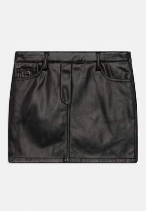 Čierna kožená mini sukňa s pútkami na opasok, prednými vreckami a malou kovovou ozdobou na pravom vrecku, zobrazená na bielom pozadí.