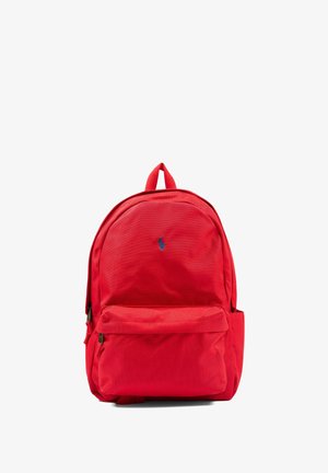 Czerwony plecak z przednią kieszenią na suwak i górnym uchwytem, z małym niebieskim haftowanym logo na górnym przednim panelu.