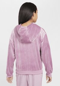 Svilena kapuca v svetlo roza barvi z udobnim krojem, dolgimi rokavi in kapuco. Značilnosti vključujejo rebraste manšete in pas, gladko teksturo.