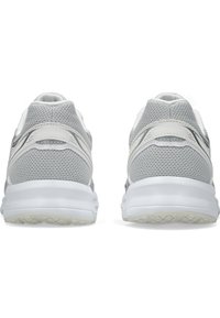 Paire de chaussures de course en mesh blanc et gris vues de derrière, avec des semelles blanches épaisses et des renforts réfléchissants au talon.