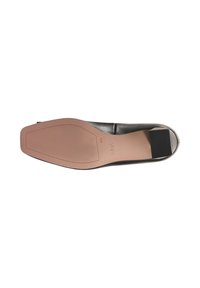 Sort lædersåle med en glat beige bund, let rundet tå, lav blokhæln, og prægede mærkenavn på bunden.