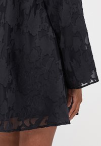 Gina Tricot Petite FLOWY DRESS - Kokteilinė suknelė / vakarėlių suknelė - black
