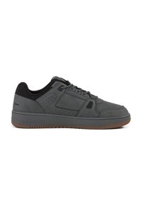 Zapatilla gris con una parte superior de cuero suave, acentos texturizados y una suela de goma. Presenta perforaciones para la transpirabilidad y cierre con cordones.