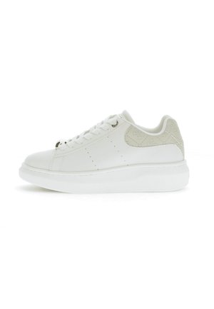 Sneakers bianche basse con suola spessa, lacci e toppa texturizzata beige chiaro sul tallone con un motivo discreto.
