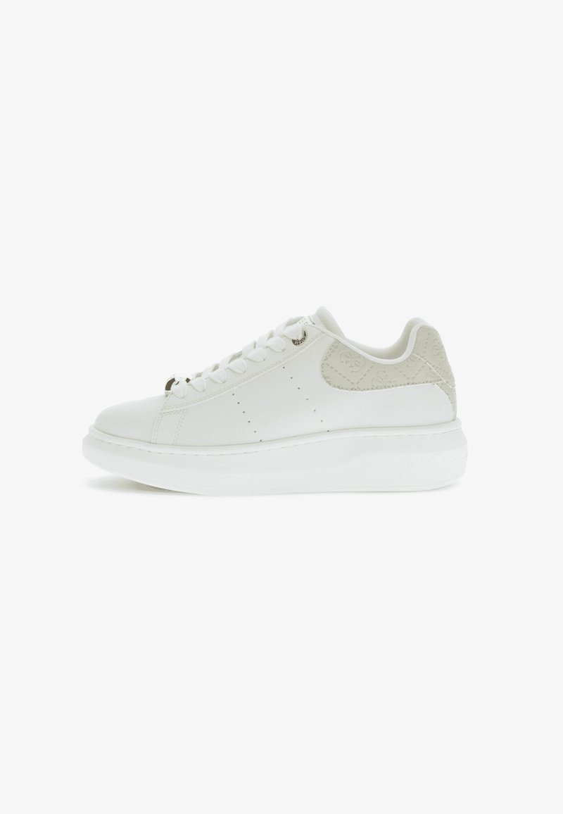 Baskets basses blanches à semelle épaisse, lacets et patch talon texturé beige clair avec un motif subtil.