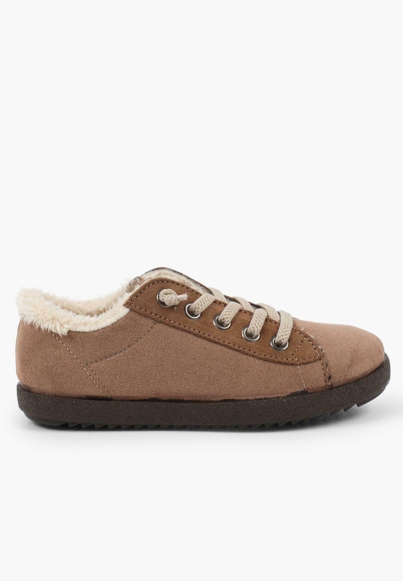 Sneaker in suede marrone con una morbida fodera color crema, punta rotonda, sei occhielli e lacci beige. Suola in gomma con grip testurizzato. Design a taglio basso.
