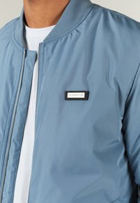 CLOSURE London LIGHT PADDED - Bomber bunda - dusk blue
