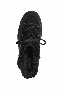 Bottine en suède noir avec doublure en fausse fourrure, bout rond, semelle épaisse et lacets noirs. Comprend des œillets en métal pour les lacets et une surface texturée.