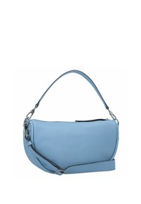 Borsa a spalla in pelle azzurro chiaro con forma curva, tracolla rimovibile, accessori in argento e chiusura superiore a zip. Texture liscia, design minimalista.