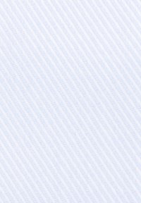 Jasnoniebieska tkanina o teksturowanym wzorze diagonalnych pasków, gładkim wykończeniu i miękkim wyglądzie, idealna do odzieży lub tapicerki.