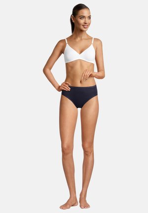 Weißer gepolsterter BH mit verstellbaren Trägern, kombiniert mit navyblauen Bikinihosen mit hoher Taille. Glattes Material und minimale Nähte für maximalen Komfort.