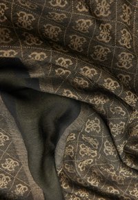 Material de culoare neagră și maro, cu un model texturat repetat. Textură moale cu un luciu subtil, evidențiind elemente de design intricate.