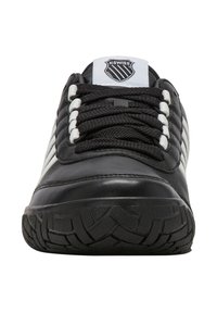 K-Swiss černé tenisky s bílými akcenty, kožený svršek, kulatá špička, silná strukturovaná gumová podrážka a šestioký systém tkání.