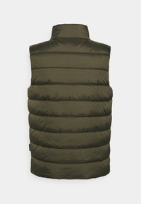 Polstret vest i mørk olivengrønn. Har en høj krave og vandret stikninger for et quiltet udseende. Glat, skinnende tekstur.