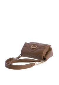 Bolso de mano de cuero marrón con un diseño ondulado, acento de logotipo redondo y una correa de cadena desmontable. Textura suave y forma estructurada.