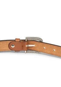 Cintura in pelle marrone con una fibbia rettangolare in tonalità argento, caratterizzata da un design a spina di pesce e da diversi fori di regolazione. Fodera interna testurizzata.
