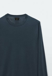 Pull à col rond bleu foncé à manches longues en tissu fin tricoté, présenté à plat sur un fond blanc.