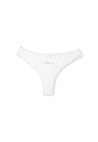 Perizoma bianco in cotone con bordo in pizzo, caratterizzato da un piccolo fiocco al centro e la parola "Divina" ricamata in rosa chiaro. Materiale morbido.